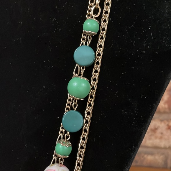 Vintage triple strand filagree,green & floral beaded gold tone chain necklace - Picture 4 of 7